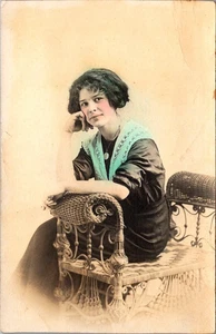 Cartolina RPPC donna su sedia colorata a mano - Foto 1 di 2
