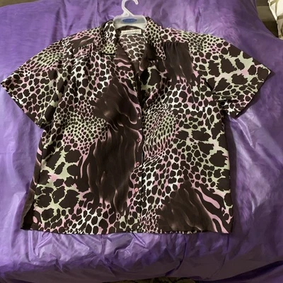 Blusa Donnkenny Petite XL manga corta con botones estampado animal Foto 1 de 4