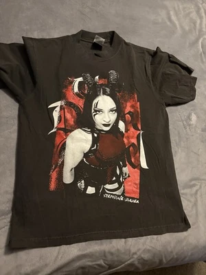 Camisa WWE Stephanie Vaquer Devils Kiss Mediana NXT WWF CMLL IYKYK Lucha Libre Foto 1 de 3