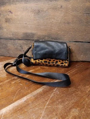 Bolso Bandolera Aimee Kestenberg Cuero Magnético Plegable Pelo de Becerro Leopardo Foto 1 de 4
