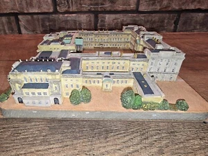 Danbury Mint Buckingham Palace "Castles of the British Monarchy" Collection  - Picture 1 of 14