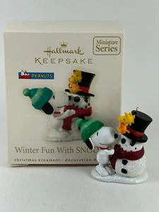 Winter Fun with Snoopy #11 2008 - Mini adorno con sello - Construyendo un muñeco de nieve - Imagen 1 de 11