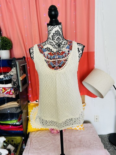 OFF WHITE Top Akemi+Kin Anthropologie bianco sporco ricamato all'uncinetto senza maniche in pizzo taglia M