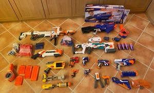 Nerf Sammlung mit 11 Blaster und viel Zubehör - Bild 1 von 8