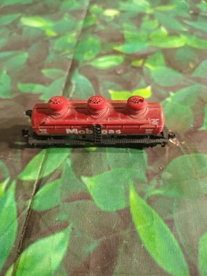 N Scale Atlas Mobilgas 3-dome car - Image 1 of 4