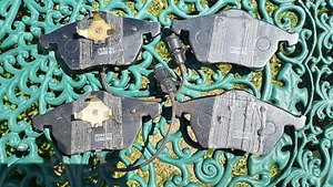 FIRST LINE FBP1075 BRAKE FRONT PAD SET FOR AUDI 100 1990-94 & A6 1994-97 - Picture 1 of 6