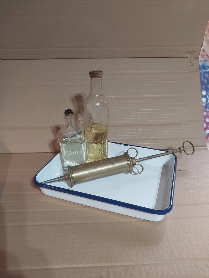 Hopital Pharmacie objets médicaux Seringue   Flacons Plateau Émaillé Medecine  - Photo 1/4