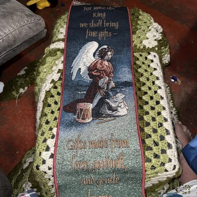 Hanging Tapestry With An Angel For Unto Th King We Shall Bring Fine Gifts Foto 1 de 4