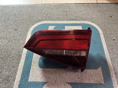 OEM | Luz trasera interior halógena Volkswagen Jetta 2015-2018 (derecha/pasajero) Foto 1 de 4