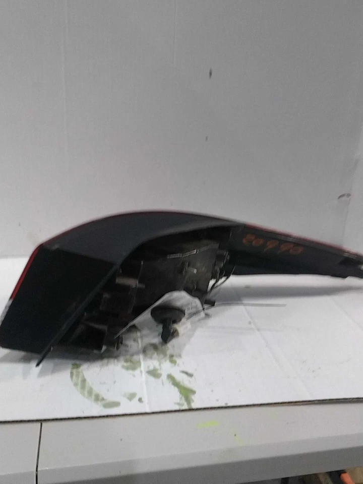 Conjunto de luz trasera izquierda Hyundai Elantra 2016 rojo OEM 503300 89 k millas Foto 1 de 4