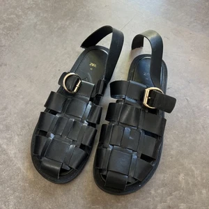 Sandalia Gladiador Pescador Cuero Negro ZARA Talla 40 EE. UU. 9.5 *Defecto - Imagen 1 de 6