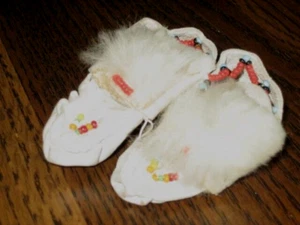 Vintage Souvenir White Leather Moccasins Fur Doll Size Bead Work - Picture 1 of 6