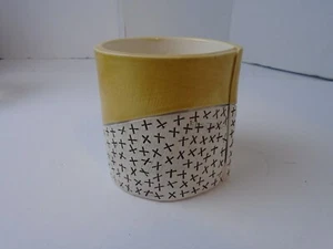 Taza de arte de estudio hecha a mano/pintada con cruces barro estampado casa estudio - Imagen 1 de 4