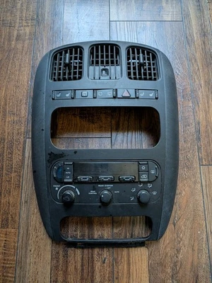 OEM 2001-2007 Dodge Grand Caravan Auto Temperature Climate Control Radio Bezel - Imagem 1 de 4
