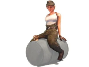 1/35 Model kit Figure WWII German Army Soldier #5  Female Aurora Model ML-045 - Picture 1 of 6