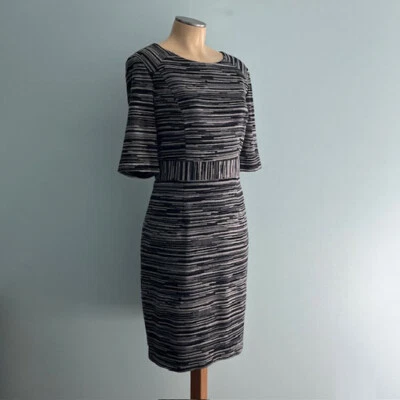 VESTIDO TRINA TURK ~ Bainha de Malha em Preto Cinza e Branco Tamanho 12 - Imagem 1 de 4