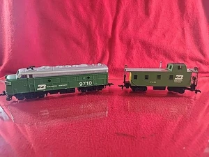 Bachmann HO Burlington Northern Diesel Locomotive #9710, & Caboose #11455.Tested - Picture 1 of 11
