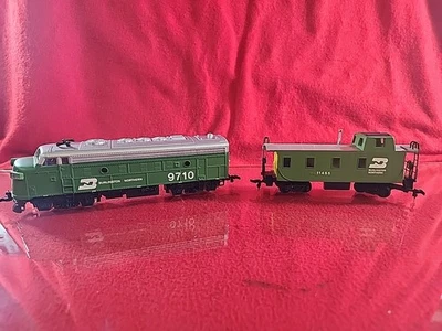 Bachmann HO Burlington Northern Diesel Locomotive #9710, & Caboose #11455.Tested - Image 1 of 4