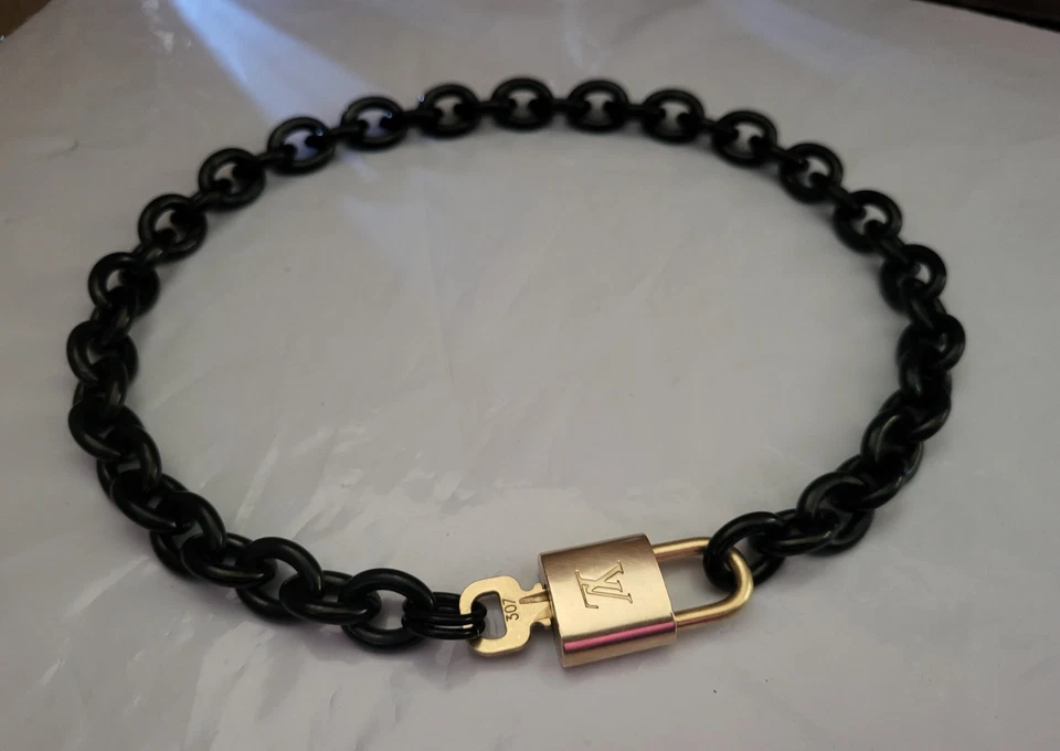 Auténtico candado Louis Vuitton llave y collar de acero inoxidable negro sin marca Foto 1 de 4