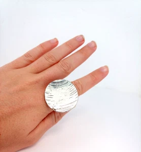 Anello Vintage Chico’s Grande Tono Argento Dichiarazione Disco - Foto 1 di 7