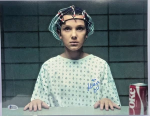 Millie Bobby Brown signiertes Stranger Things 11x14 Foto elf Beckett K55551 - Bild 1 von 4