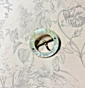 ANTIGUO Redondo Difícil de Encontrar Tallado MOP Garra Cinturón Hebilla Disfraz Victoriano 1.5" - Imagen 1 de 4