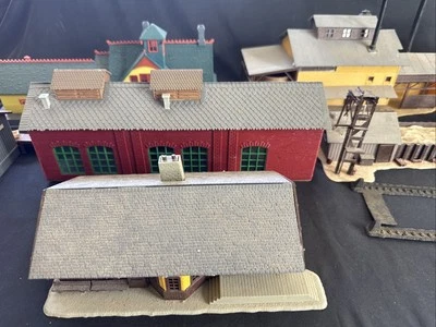 HO Scale Vintage Farmhouse + 14 1/87 Scale Buildings Assembled Lot As Shown - Image 1 of 4