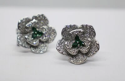 ORECCHINI CAMELIA FIORE ARGENTO ZIRCONI BIANCHI E SMERALDI CLIPS E PERNO MM 18 - Immagine 1 di 4