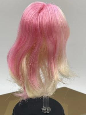 Peluca de muñeca Barbie Mattel color rosa y rubio revelada para muñecas personalizadas únicas en su clase Foto 1 de 4