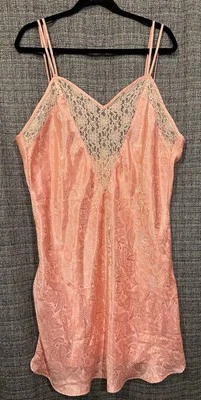 Placeres íntimos Babydoll Ropa de dormir Tirantes de espagueti en tono melocotón Paisley 18/20 Foto 1 de 4