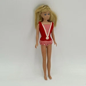 Vintage Skipper Doll #950 bionda gambe dritte costume da bagno fascia Barbie Mattel - Foto 1 di 14