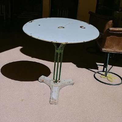 Table bistrot vintage Ø60cm pied fonte — parasol hole — 1950s-70s - Photo 1/4