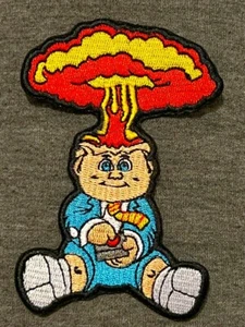 GARBAGE PAIL KIDS figura ricamata ADAM BOMB toppa cappello di cavolo atomico carte GPK - Foto 1 di 2