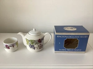 Tetera y azucarero Ringtons producidos por Wade Potteries - Gama de enrejados florales - Imagen 1 de 21