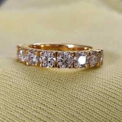 Alianza de boda para mujer de diamantes simulados de corte redondo de 2 quilates enchapada en oro amarillo de 14 quilates Foto 1 de 4