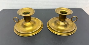 Juego De Colección De 2 Candelabros Cortos De Latón De Bajo Perfil con Pátina De Personaje De Lazo - Imagen 1 de 10