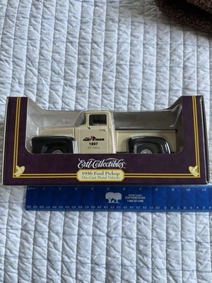 Camioneta pickup Ertl Ford 1956 banco flota granja 6ta edición 1997 escala 1:25, nueva en paquete Foto 1 de 4
