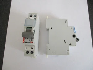 DESCONECTOR INTERRUPTOR AHORRO DE ESPACIO LEGRAND 32 AMP (043 25 ) MÓDULO DE DOS POLOS UNO - Imagen 1 de 1