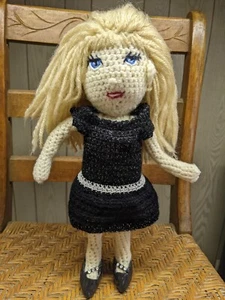 Muñeca de ganchillo hecha a mano inspirada en Taylor Swift - 12 pulgadas - Posable - Imagen 1 de 9