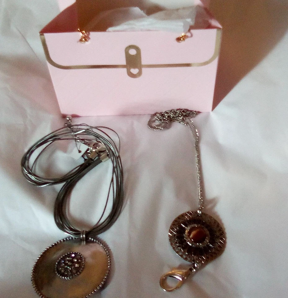 Dos collares tono plata (chicos) viene con caja de regalo Foto 1 de 4