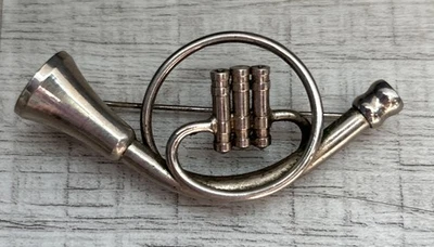 Broche de cuerno francés vintage pulido tono plata Foto 1 de 4