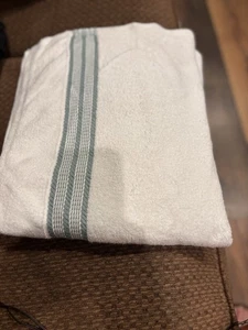 Better Homes & Gardens Serviette de bain 48 x 30 avec une bande verte en bas - Photo 1/8