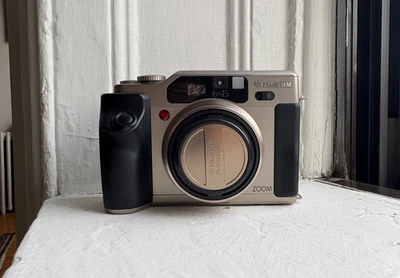 Cámara Fujifilm GA 645 Zi formato medio, cromada. Foto 1 de 4