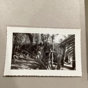 Foto original de Miami Beach 1938 pareja mayor posando cerca de una playa - Imagen 1 de 7