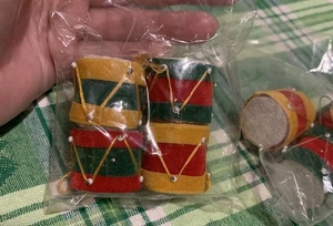 ❤️Vintage Miniature Drum Christmas Tree Ornaments Red Gold Green 7pc Lot - Bild 1 von 7