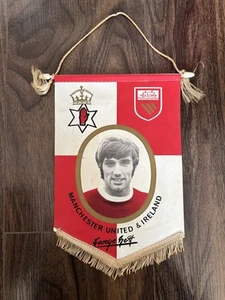 Banderín de fútbol americano George Best Manchester United Irlanda 1966 excelente estado - Imagen 1 de 4