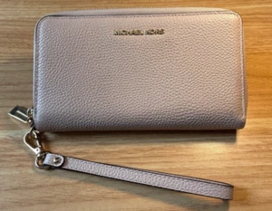 Pre-owned Michael Kors Travel Wristlet -Soft Pink, CC, zipper section. Prestine - Picture 1 of 8
