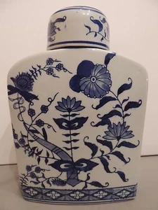 Porcelain decorative Vase Blue and White with lid made in China - Picture 1 of 8