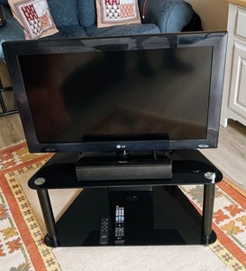 LG 32" HD Freeview TV With Glass Stand and Soundbar - Picture 1 of 7