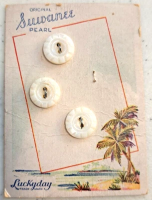 Luckyday 3 Original Swanee Pearl Buttons on Card - Image 1 of 4